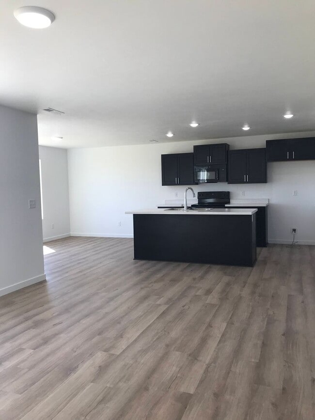 Photo - Executive Rental - 4 Bedroom 2.5 Baths