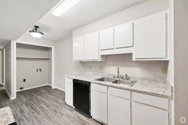 2BR, 1BA - 900SF - Kitchen - The Reserve at 1508