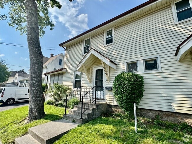 Building Photo - 235 E Elm St Rental