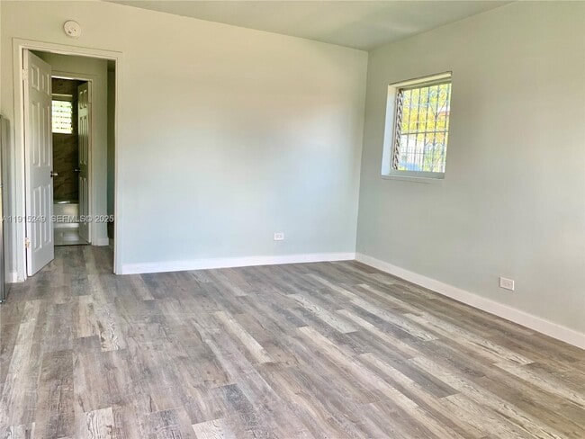 Building Photo - 2901 NW 18th St Unit 20