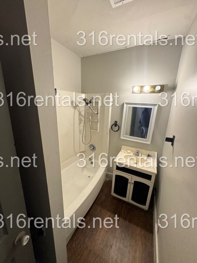 Photo - $1095 - 4 bed 2 bath - Single Family Home - NEWLY RENOVATED