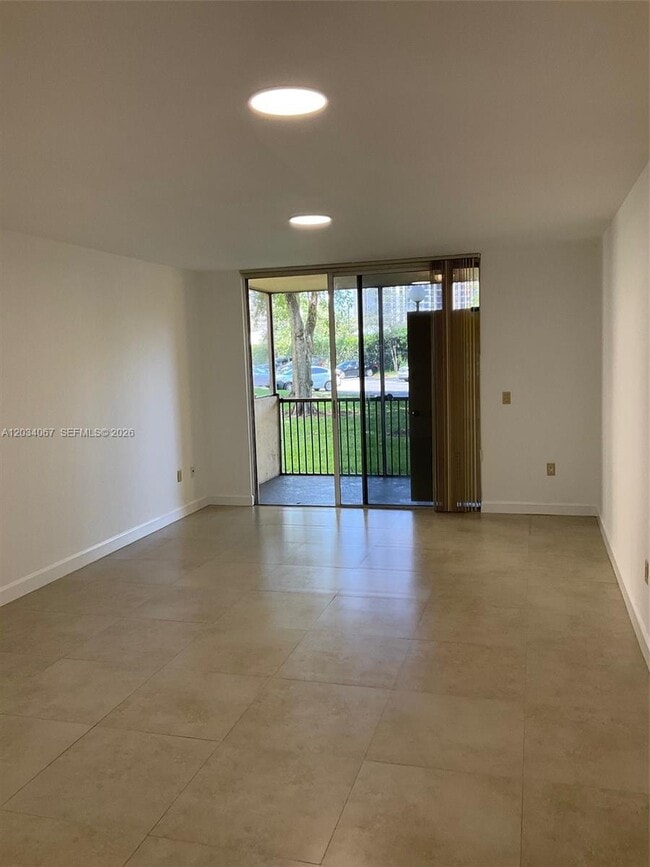 Photo - 8373 Lake Dr Unidad 106