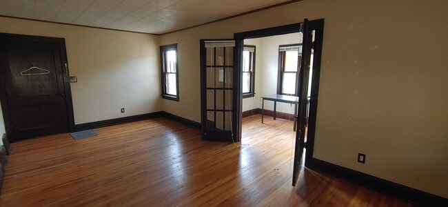 Building Photo - 327 Front Ave Unit 2 Rental