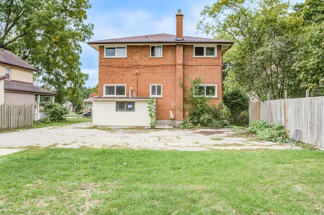 Photo - Stylish 1.5 Bedroom Apartment – All Utilities & Parking Included – $1,475/month Unit 3