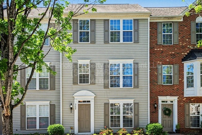 Building Photo - 15658 King Louis Ct