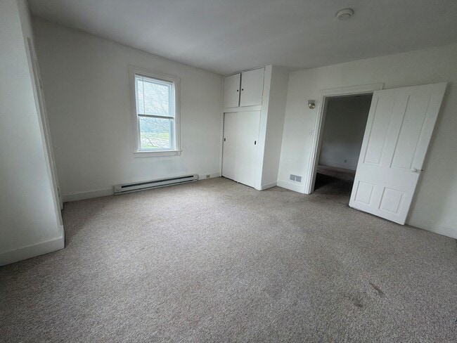 Master Bedroom (14'6" x 14'6") - 1334 S York St