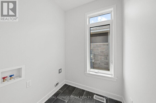 Photo - 1094 Moore St
