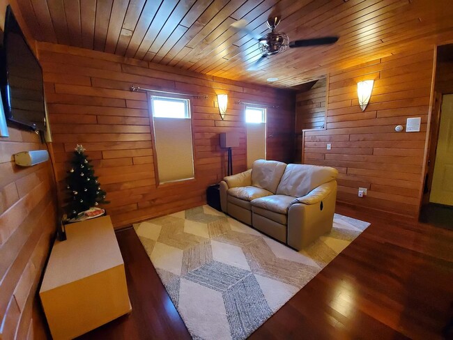 Photo - 515 2nd St N