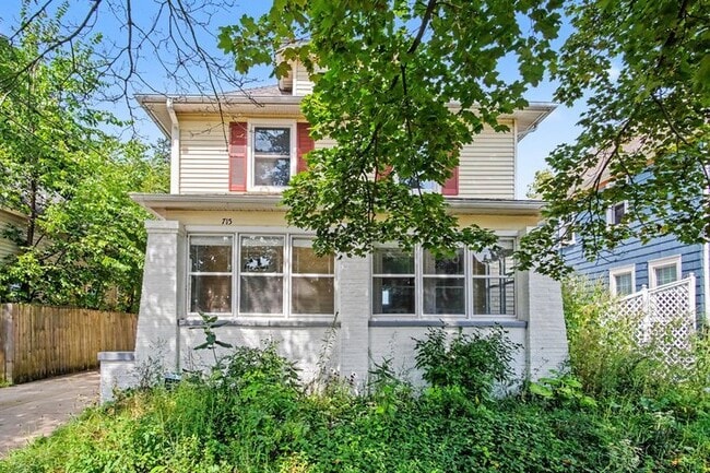 715 Curtis St NE
