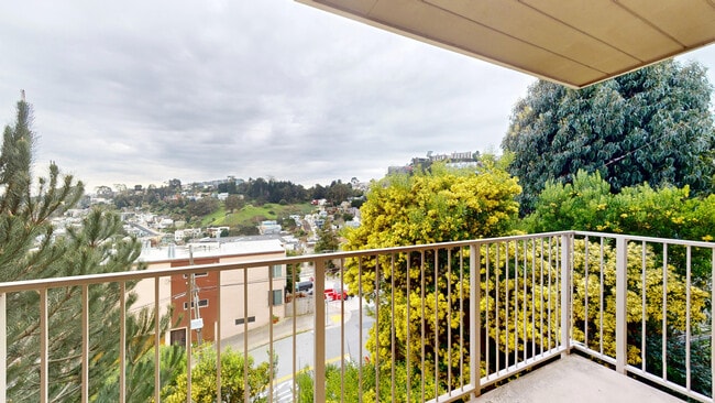 Building Photo - 2031 Castro St Unit 2A