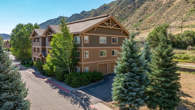 Building Photo - Three Bedroom Condo on the River