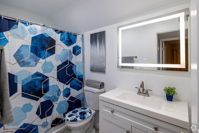 2BR, 2BA - 1,000SF - Primary Bathroom