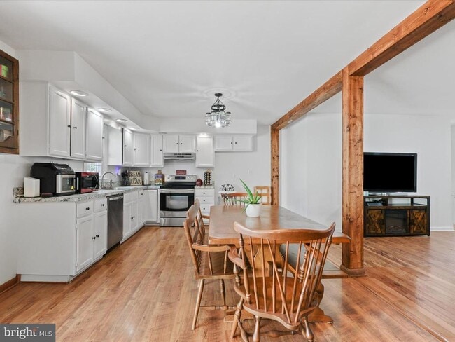 Photo - 8 English Oak Cir