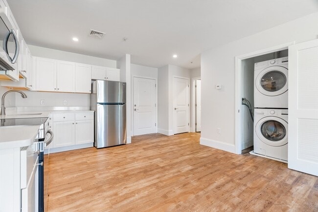 Building Photo - 21 Paul Francis Way Unit 4