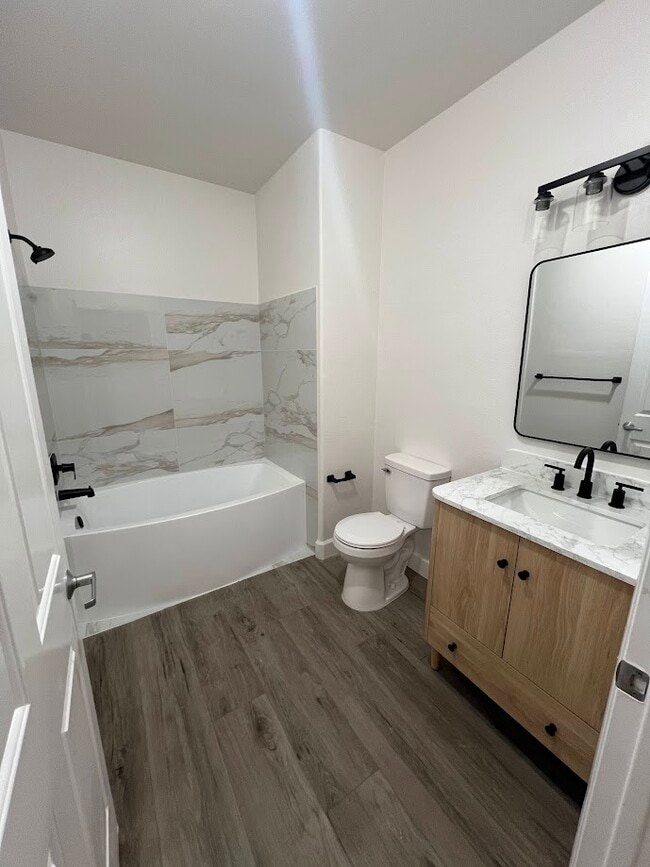 Baño - 1501 Front St