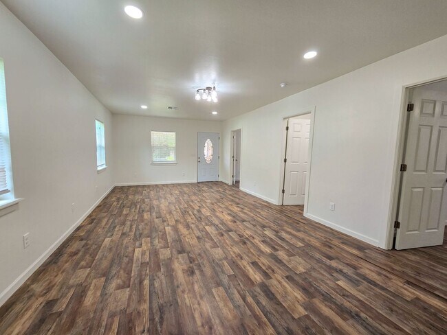 Photo - 2 Bedroom, optional 3rd bed, 1 Bath Home ...