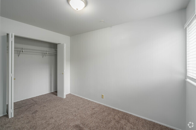 2BR, 2BA - 900SF - Bedroom - Aspen Heights Apartments