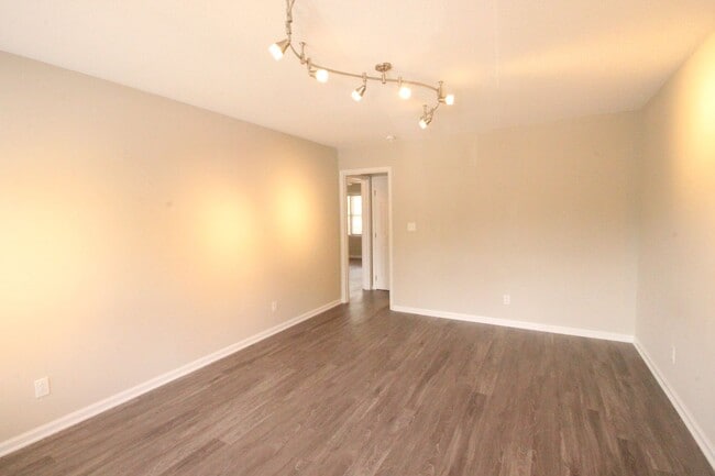 Building Photo - Adorable 2 Bedroom, 1 Bath in West Raleigh near Cary Crossroads - Pet Friendly!