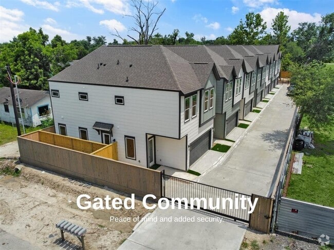 Building Photo - 2410 Vaughn St Rental