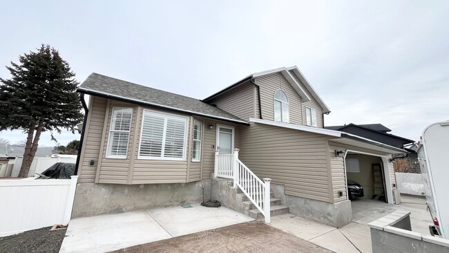 Building Photo - 5 Bedroom/3 Bathroom Home in West Valley City