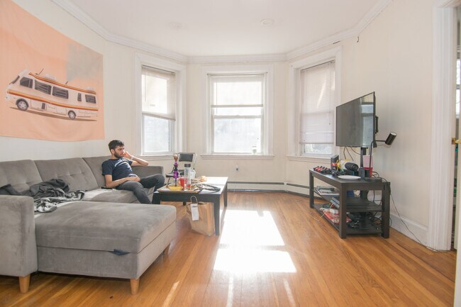 Building Photo - 61 Thatcher St Unit 2