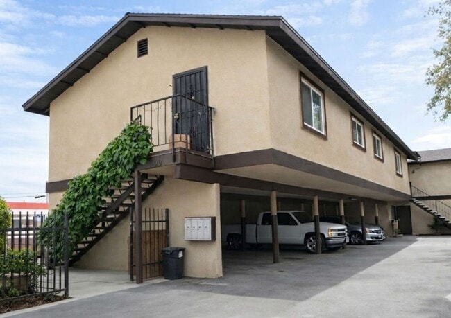 Building Photo - 1620 E Yale Ave Unit 202