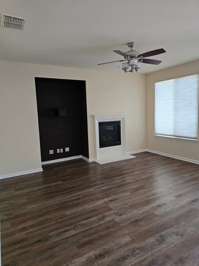 Photo - 424 Leighton Ct