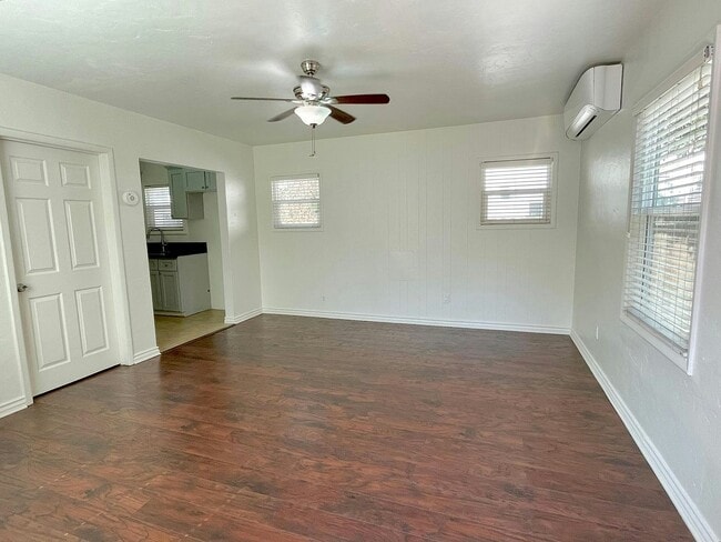 Photo - 233 W 10th St