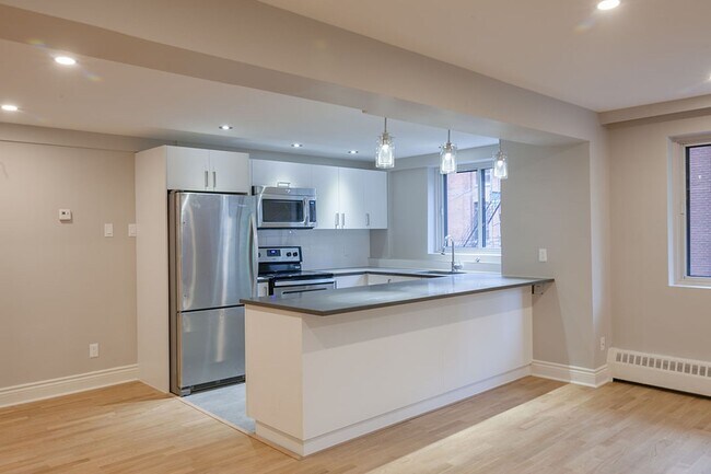 Building Photo - 3421 Rue Drummond Unit 28
