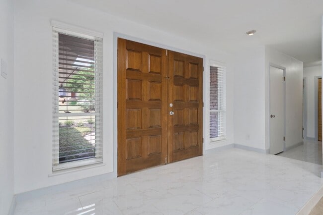 Photo - 11651 River Oaks Trail