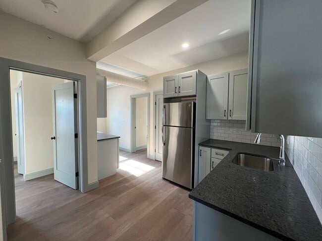 Building Photo - 160 Seabury St Unit 15