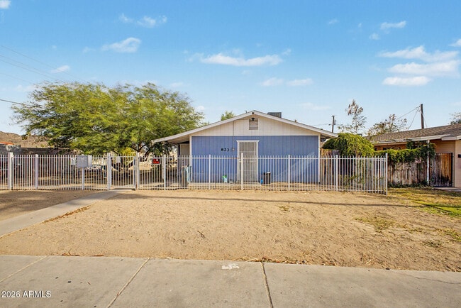 Building Photo - 823 E Carol Ave