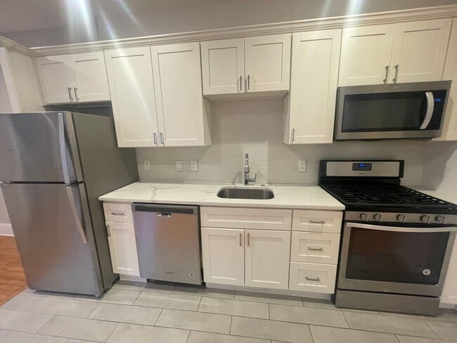 Building Photo - Avl NOW - No Fee! Renovated 1.5BR in Allst...