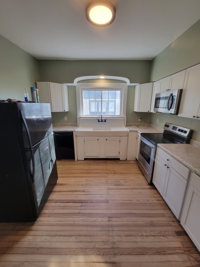 Kitchen - 644 S Englewood Ave