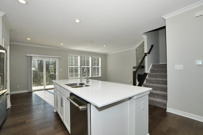 Photo - 927 Yorkshire Ln