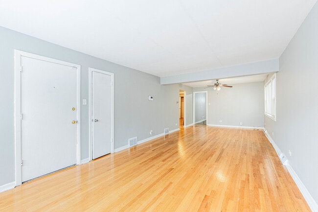 Photo - 7637 S Essex Ave Unidad 2