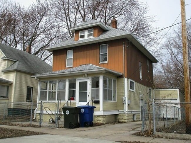 Building Photo - HOUSE FOR RENT  3 BR, 1 BA - Attached Garage - Central Air - Fenced in yard,