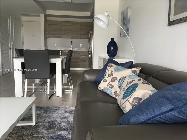 Photo - 121 NE 34th St Unidad 3011