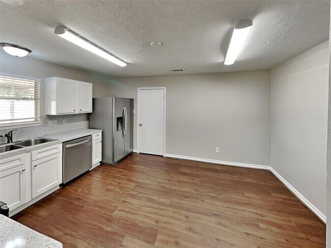 Photo - 28707 Binefield St