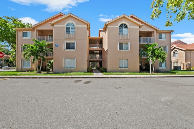 Beautiful gated community with pool and amenities - 15770 SW 104th Ter Unit 301
