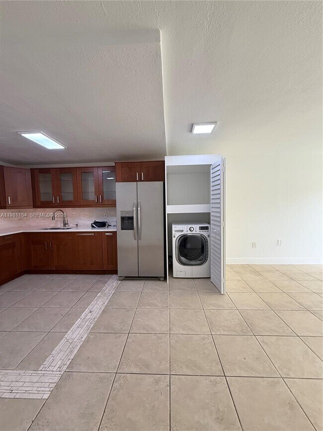 Building Photo - 5020 NW 79th Ave Unit 102