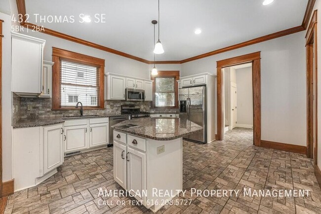 Photo - 432 Thomas St SE