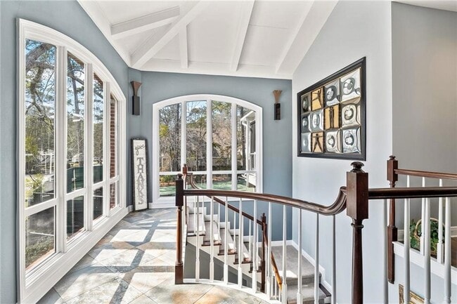 Photo - 632 Village Ln S