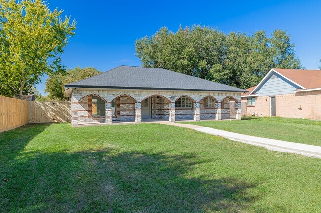 Photo - 2122 Maple Cir