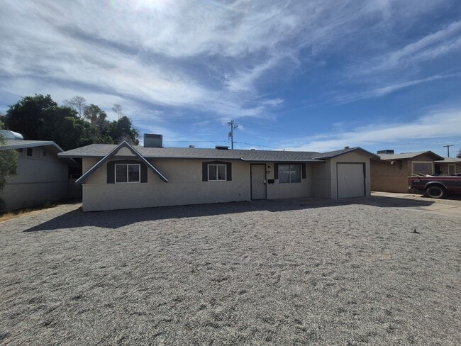 Building Photo - Large 4 Bed 2 Bath House