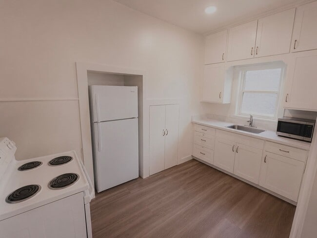 Building Photo - 404 S Van Buren St Unit Apt 3
