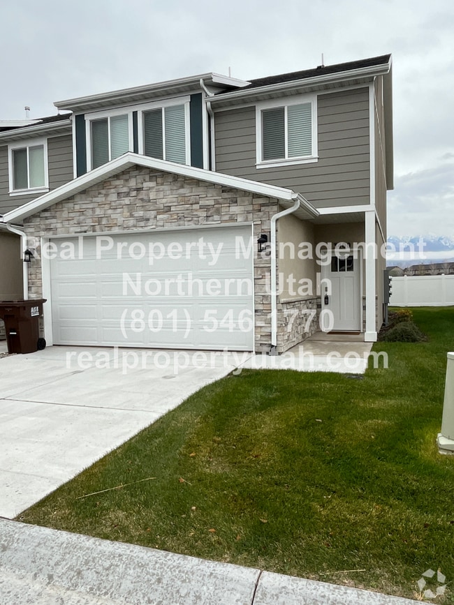Building Photo - 3 Bedroom 2.5 Baths End Unit Townhome Avai...