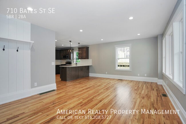 Photo - 710 Bates St SE