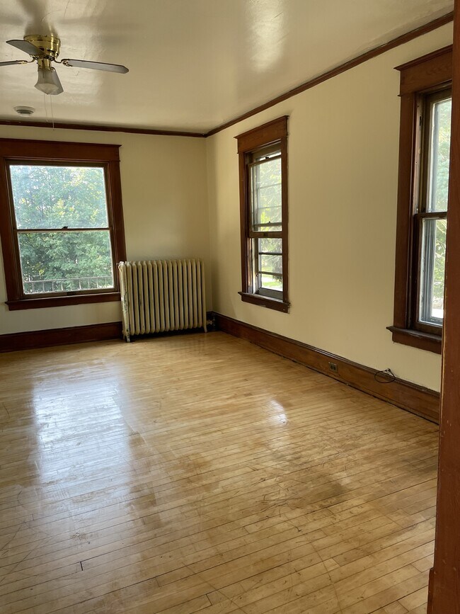 932 St Clair Ave