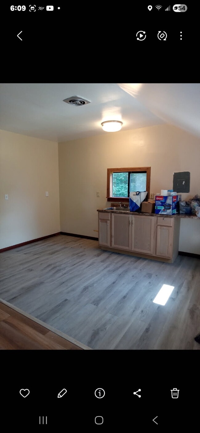 Building Photo - 94 Box Ave Unit #3